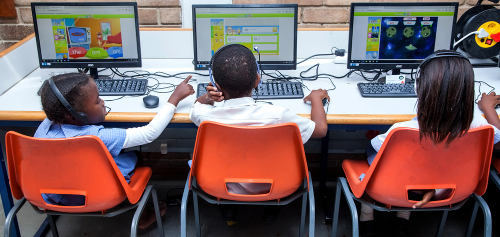 Former les jeunes aux compétences numériques et techniques de base