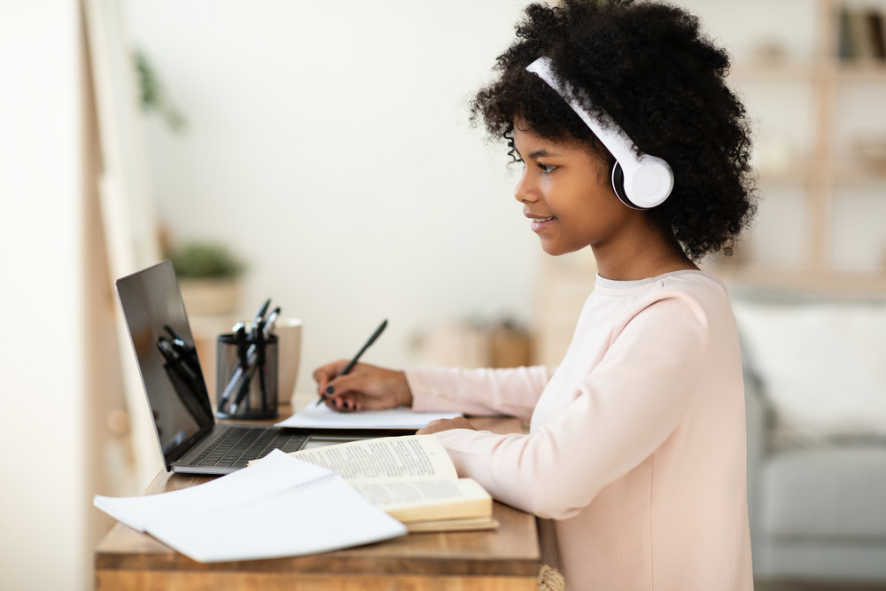 Développer l'enseignement à distance et l'accès au savoir international